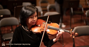 La violinista Chia-Chi Lin si esibisce sul palco prima dello spettacolo