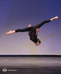 Michelle Lian esegue un ‘front aerial’.