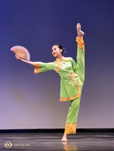 Anna Huang nella danza del ventaglio <em>La brezza autunnale</em>.