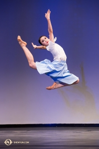 La coreografia scelta da Bella Fan, <em>Fede</em>, raffigura una praticante della Falun Dafa.