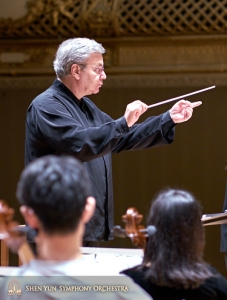 Il Direttore d’orchestra Milen Nachev mette a punto un brano