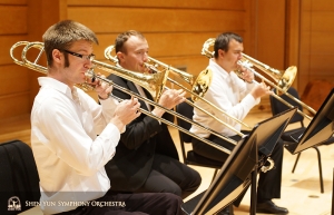 La sezione dei tromboni suonano insieme prima delle prove (da sinistra a destra): Alistair Crawford (primo trombone), Ivan Agarkov e PavloBaishev (trombone basso)