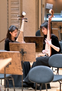 Le suonatrici di Pipa Yuru Chen (a sinistra) e YuLiang (a destra)