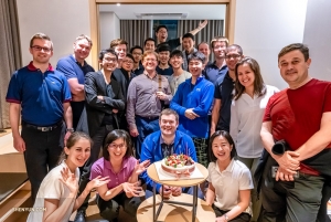 Alcuni componenti dell'Orchestra festeggiano il compleanno del primo trombettista Eric Robins, a Seoul