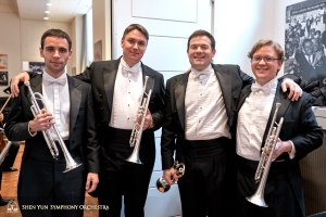 La sezione della tromba (da sinistra a destra): Alexander Antonov, Vladimir Zemtsov, Eric Robins (prima tromba) e Jimmy Geiger