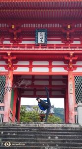 Il ballerino Teo Yin scalcia verso il soffitto della porta di entrata principale di Kiyomizu-dera(Niomon 仁王門). Teo dice che questa &egrave; la sua posa preferita perch&eacute; richiede un riscaldamento minimo&hellip; Per lui (foto di Ben Chen).