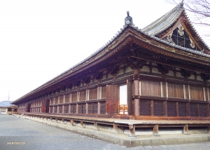 Salutiamo il lungo piazzale principale del tempio a (三十三間堂). &Egrave; ora di tornare a lavoro! La Shen Yun World Company ha due spettacoli al Teatro ROHM di Kyoto. &Egrave; stata una grande giornata di scoperte. Avremo altre foto di Kyoto da condividere con voi anche nel prossimo album, quindi state con noi!