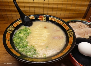 Che cosa fanno gli altri artisti in giro per Kyoto? Scopriamolo: il ballerino Jeff Chuang visita un negozio Ichiran Ramen a Kyoto.