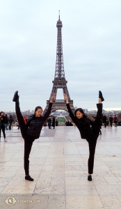 Le ballerine Kexin Li (s) e Olivia Zhang &ldquo;innalzano&rdquo; la Torre Eiffel (foto di Tiffany Yu).
