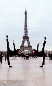 Siamo eccitatissime di essere a Parigi! Ad affiancare la Torre Eiffel le ballerine Olivia Zhang (s) e Elsie Shi (d) (foto della percussionista Tiffany Yu)
