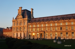 Il sole tramonta su Parigi. Arrivederci Louvre! (Foto di Kexin Li)