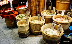 La sera, i nostri ballerini tornano affamati a fare un giro al mercato Nishiji di Kyoto (foto di Jack Han).