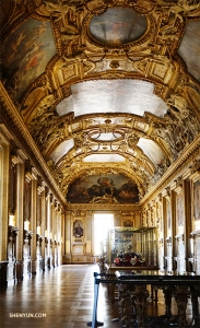 Un altro meraviglioso corridoio del Louvre. Durante “l’esplorazione”, la ballerina Kexin Li e le sue amiche hanno sbirciato da una porta scoprendo questa bella stanza!