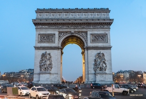 L’Arco di Trionfo, uno dei più famosi monumenti di Parigi, eretto in onore dei combattenti e dei caduti della Francia. Fate attenzione quando ci passate attorno e sotto: è il punto di partenza di 12 viali!