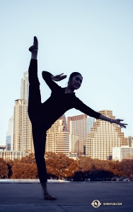 Nel frattempo, la ballerina Lily Wang tocca il cielo con la punta del piede su uno sfondo di grattacieli a Austin, in Texas (foto della ballerina Michelle Wu).