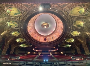 Sulla Costa Orientale, prima della serata di apertura a Boston, la prima ballerina Angelia Wang immortala degli incantevoli dipinti sul soffitto al Teatro Wang del Boch Center.