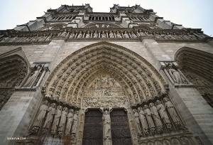 Esatto: in Francia! Un viaggio a Parigi non sarebbe completo senza una visita alla cattedrale di Notre Dame. Questa è la bellissima facciata ovest (foto di Annie Li).