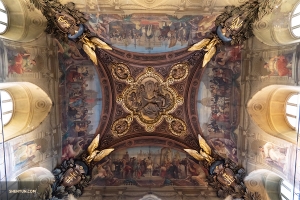 Un complicato soffitto dipinto nella Galleria Grande del Louvre (foto del ballerino Andrew Fung).