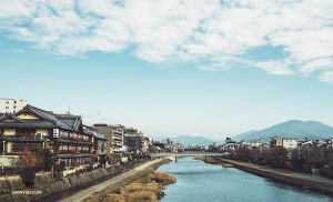 Uscita per un altro giorno di scoperte, la ballerina Michelle Wu inzia con l’immortalare il paesaggio del fiume adiacente la stazione Gion di Kyoto. 