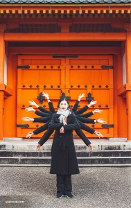 Vietate le foto all’interno! Yoriya Kikukawa e i ballerini della Shen Yun World Company riproducono la loro versione del Kannon dalle Mille Braccia fuori dal tempio Sanjusangendo, che ospita oltre mille statue simili (foto di Michelle Wu). 