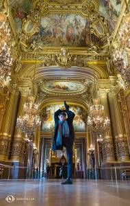 Durante la visita al Palais Garnier, il primo ballerino Monty Mou posa nel Grand Foyer (foto di Andrew Fung).
