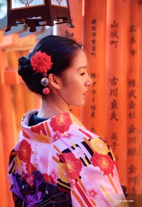 La ballerina Stephanie Guo entra nell’atmosfera dei Mille Cancelli Vermiglio (foto di Lily Wang).