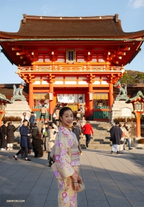 La ballerina Pamela Du posa di fronte al santuario Fushimi Inari-taisha di Kyoto.