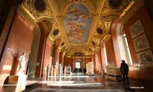 Uno dei numerosi corridoi decorati e dei soffitti dipinti del Louvre (foto della proiezionista Annie Li).