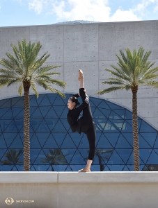 Nel frattempo, la ballerina Zoe Jin sfida l&rsquo;altezza delle palme al di fuori del Mahaffey Theatre a St. Petersburg in Florida (foto di Kaitilyn Chen). 