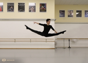 Torniamo in Europa: il ballerino Peter Kruger si riscalda a Rotterdam, la seconda pi&ugrave; grande citt&agrave; dell&rsquo;Olanda (foto del ballerino Nick Zhao). 