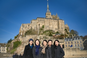 Alcune ballerine della Shen Yun International Company davanti a Mont Saint Michel (foto della proiezionista Annie Li). 