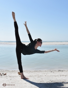 Se hai messo gli occhiali da sole, &egrave; un giorno perfetto per allenarsi in una spiaggia della Florida (foto della ballerina Rebecca Jiang).