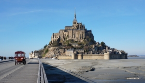 La Shen Yun International Company visita una delle pi&ugrave; popolari attrazioni turistiche della Francia: Mont Saint Michel, un&rsquo;abbazia la cui storia inizia nell&rsquo;ottavo secolo (foto del ballerino Kexin Li).