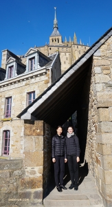 Le ballerine Jaling e Madeline Lobjois in posa insieme al punto pi&ugrave; alto dell&rsquo;isola: il campanile dell&rsquo;abbazia, sullo sfondo (foto di Kexin Li). 