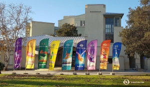 Banner colorati della stagione passata accolgono la Shen Yun New York Company per un ciclo di undici spettacoli al California Center of the Arts di Escondido. 