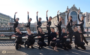 <p>Le ballerine contribuiscono ad abbellire lo spazio esterno del teatro di