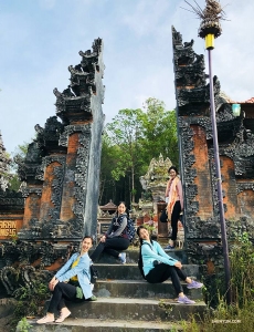 <p>In senso orario dall’alto, le ballerine Diana Teng, Xindi Cai, Sophie Xie, e MC Ashley Wei si sono concesse una vacanza a Bali.</p><p>Xindi Cai (d) è felice di essere a Bali.</p><p>Diana Teng si diverte col brivido delle incredibili altalene nella giungla di Bali.</p><p>Ashley Wei (s) e Diana Teng trovano tregua dopo la botta di adrenalina.</p><p>Bali ha incredibili prodotti al cocco: questo sundae si dice che sia il miglior gelato al cocco della zona (foto di Ashley Wei).</p><p>Le amiche vanno a vedere insieme il tramonto dal Tempio Uluwatu.</p><p>Successivamente, come molti altri dei nostri artisti, sono andate in Giappone per conoscerne la bellissima cultura tradizionale: Diana Teng (s) e Ashley Wei visitano il Santuario Yasaka in kimono.</p><p> MC Nancy Zhang a Kyoto, lungo la strada verso i Boschi di Bambù.</p><p>Il Tempio Byōdō-in a Uji, in Giappone (foto by Nancy Zhang).</p><p>I fratelli ballerini William (s) e Victor Li davanti al Tempio di Sensō-ji a Asakusa, in Giappone.</p><p>Una vista che è valsa la pena della scalata del Monte Komagatake (foto di William Li).</p><p>Prossima fermata, Fuji-san (foto di William Li)</p><p>Dalla Quinta Stazione di Fujinomiya i fratelli sono pronti per salire sul Monte Fuji.</p><p>La prima ballerina Melody Qin arriva a Tokyo Disney.</p><p>Melody Qin trova un nuovo amico al Pooh Corner.</p><p>Dopo Disneyland, Melody Qin ha dovuto andare a fare scalata.