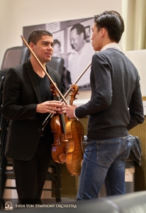 Il violinista Gustavo Briceno e Austin Zhong parlano di lavoro anche durante le pause. 