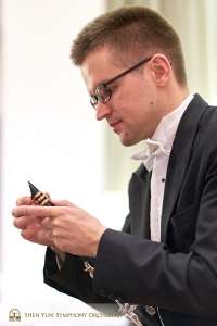 Il primo clarinettista Yvegeniy Reznik controlla lo strumento all’intervallo.