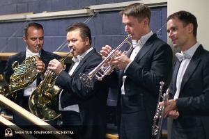 La sezione degli ottoni si prepara per uno spettacolo alla Symphony Center Orchestra Hall di Chicago. 
