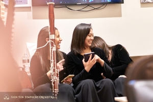 Da sinistra, la suonatrice di fagotto Gabriela Gonzalez, la solista di erhu Linda Wang e la suonatrice di arpa Shirley Guo. 