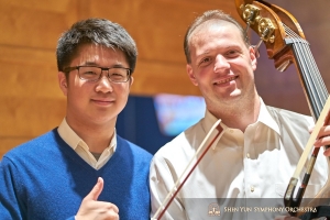 Il violinista Wesley Zhou e il bassista Juraj Kukan in posa prima dello spettacolo a Chicago (foto di TK Kuo).