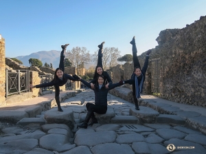 Sophie Xie offre supporto alle sue compagne ballerine (da sinistra) Xindi Cai, Ceci Wang e Jenni Song mentre si esercitano in questa città che è stata ben conservata nelle ceneri dopo l'eruzione del Vesuvio nel 79 d.C.

(Foto della ballerina Diana Teng)
