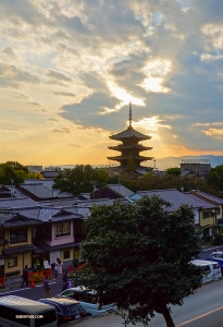 Pagoda di Yasaka al crepuscolo.

(Foto della ballerina Felix Sun)
