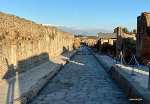 Scorcio di una luna distante lungo le strade di Pompei.

(Foto di Rachael Bastick)
