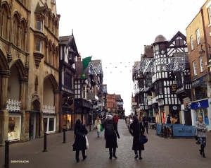 Da sinistra, la proiezionista Annie Li, la presentatrice Victoria Zhou e la ballerina Madeline Lobjois passeggiano per le strade di Chester, che hanno una storia di 2000 anni.

(Foto di Kexin Li)
