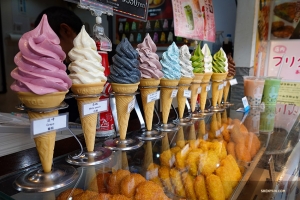 La ballerina Felix Sun non trova carenze di gelati tra cui scegliere in un negozio fuori dal Tempio Kiyomizu-dera.

(Foto di Felix Sun)
