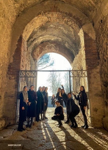 Il gruppo cattura il momento mentre escono insieme dal teatro.