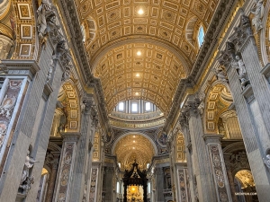 Il gruppo ammira l'interno della Basilica di San Pietro. Questa è l'architettura rinascimentale al suo livello più alto.

(Foto di Han Ye)
