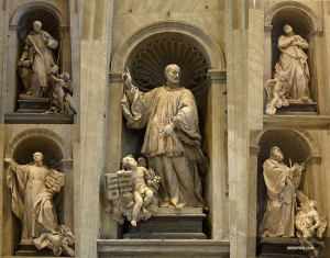 Intricate statue di santi cristiani adornano l'interno della Basilica di San Pietro.

(Foto di Yuli Ye)
